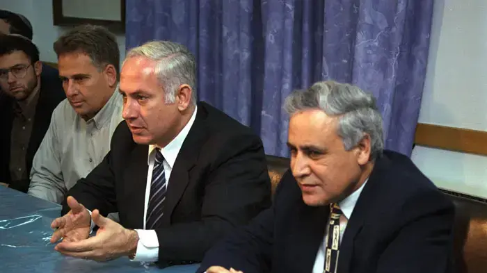שר התיירות משה קצב יחד עם ראש הממשלה בנימין נתניהו, ינואר 1997