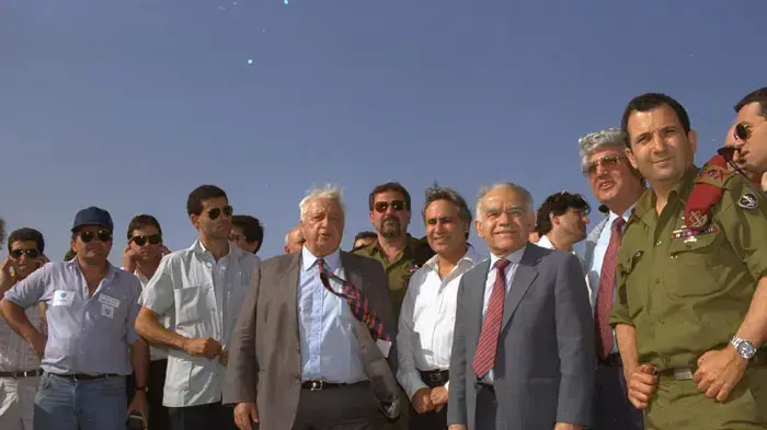 הרמטכ"ל אהוד ברק, דוד לוי, יצחק שמיר, משה קצב, אריאל שרון בנמל התעופה בזמן מבצע שלמה, מאי 1991 הרמטכ"ל אהוד ברק, דוד לוי, יצחק שמיר, משה קצב, אריאל שרון בנמל התעופה בזמן מבצע שלמה, מאי 1991