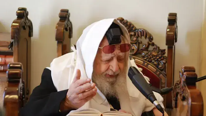 הרב עובדיה יוסף במהלך תפילה מיוחדת למען גלעד שליט, מרץ 2011 הרב עובדיה יוסף במהלך תפילה מיוחדת למען גלעד שליט, מרץ 2011