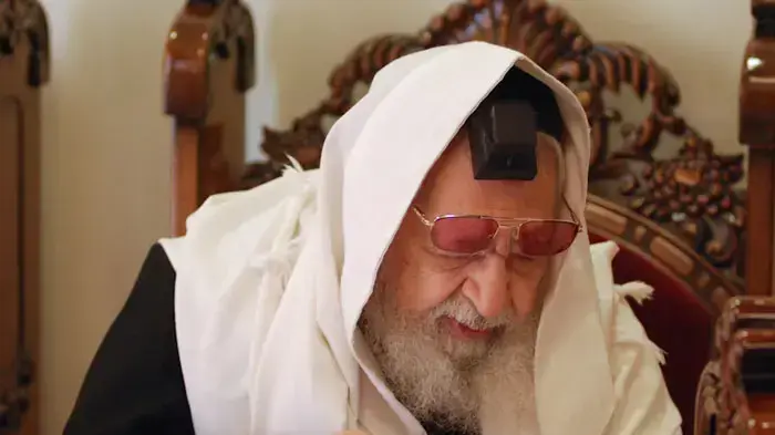 הרב עובדיה יוסף במהלך תפילה מיוחדת למען גלעד שליט, מרץ 2011 הרב עובדיה יוסף במהלך תפילה מיוחדת למען גלעד שליט, מרץ 2011