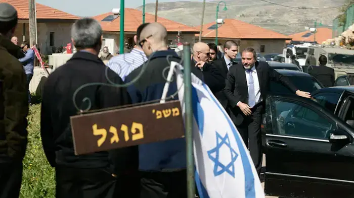 אביגדור ליברמן מבקר ביישוב איתמר אחרי רצח משפחת פוגל, מרץ 2011