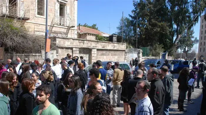 עשרות סטודנטים עצרו את התנועה למשך 5 דקות ברוחב הנביאים בירושלים, מרץ 2011 עשרות סטודנטים עצרו את התנועה למשך 5 דקות ברוחב הנביאים בירושלים, מרץ 2011