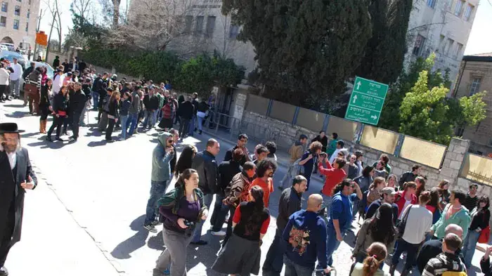 עשרות סטודנטים עצרו את התנועה למשך 5 דקות ברוחב הנביאים בירושלים, מרץ 2011