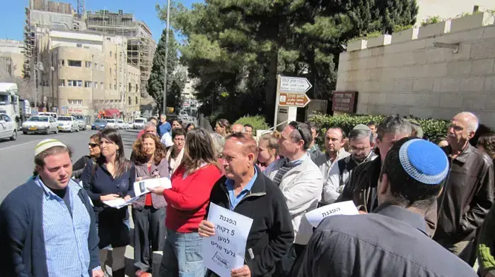 חברי התנועה הרפורמית חסמו את רוב המלך דוד בירושלים למשך 5 דקות במסגרת "5 דקות לגלעד שליט" ונשאו תפילה מיוחדת שחוברה עבורו, מרץ 2011