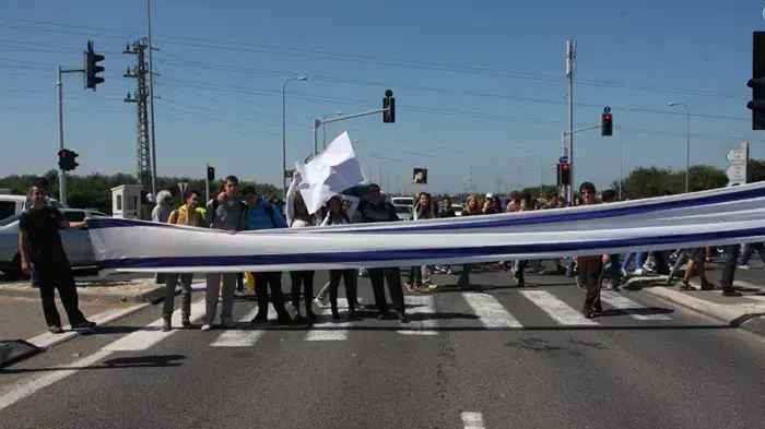 הפגנת 5 הדקות בצומת כברי עם תלמידי בית הספר בו למד גלעד שליט, מרץ 2011