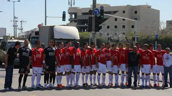שחקני הפועל תל אביב חוסמים את התנועה לאות הזדהות עם גלעד שליט