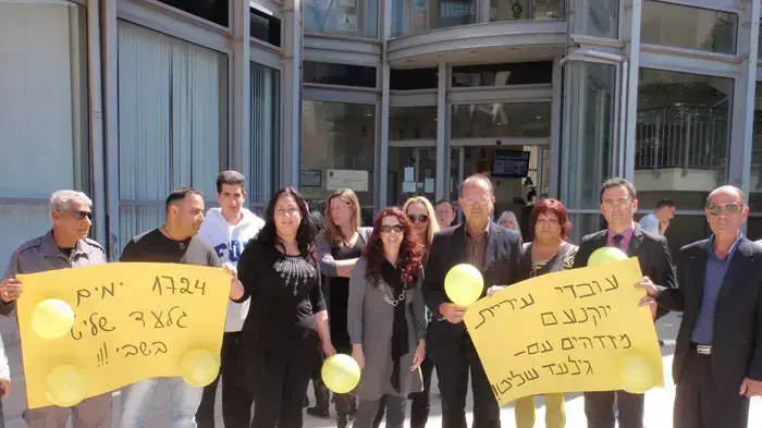 עובדי עיריית יקנעם במהלך הפגנת 5 דקות למען גלעד שליט, מרץ 2011