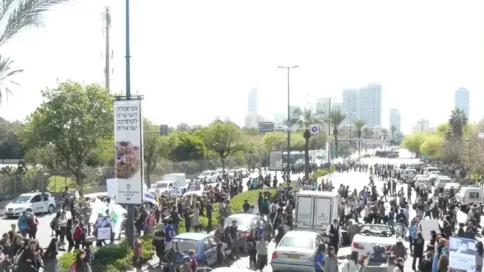 מאות סטודנטים וסגל מכללת סמינר הקיבוצים חסם הבוקר את צומת הרחובות דרך נמיר במהלך הפגנת 5 דקות למען גלעד שליט, מרץ 2011