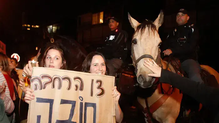 העובדים הסוציאליים השובתים חוסמים את רחוב ארלוזרוב בתל אביב במחאה על שכרם, מרץ 2011