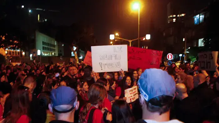 העובדים הסוציאליים השובתים חוסמים את רחוב ארלוזרוב בתל אביב במחאה על שכרם, מרץ 2011