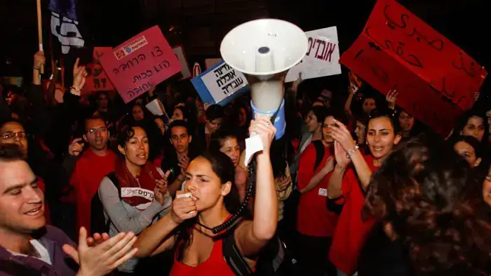 העובדים הסוציאליים השובתים חוסמים את רחוב ארלוזרוב בתל אביב במחאה על שכרם, מרץ 2011