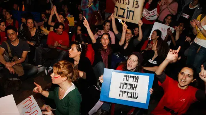 העובדים הסוציאליים השובתים חוסמים את רחוב ארלוזרוב בתל אביב במחאה על שכרם, מרץ 2011