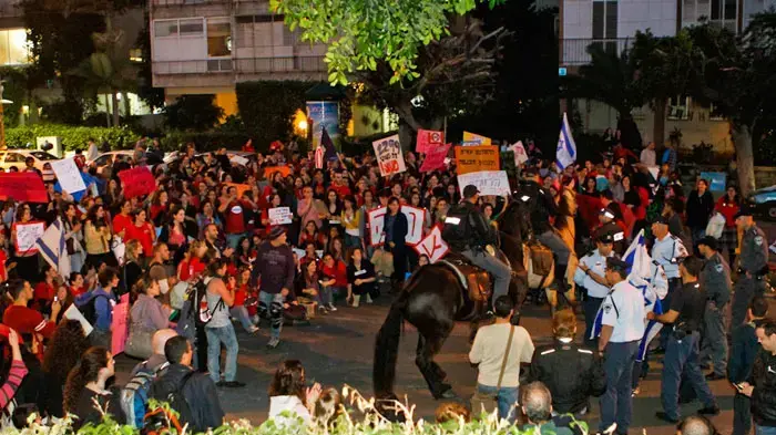 העובדים הסוציאליים השובתים חוסמים את רחוב ארלוזרוב בתל אביב במחאה על שכרם, מרץ 2011