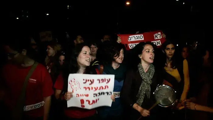 העובדים הסוציאליים השובתים חוסמים את רחוב ארלוזרוב בתל אביב במחאה על שכרם, מרץ 2011