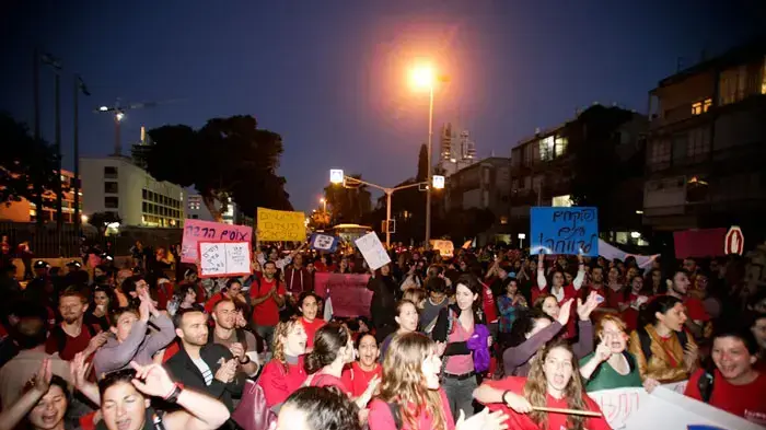 העובדים הסוציאליים השובתים חוסמים את רחוב ארלוזרוב בתל אביב במחאה על שכרם, מרץ 2011