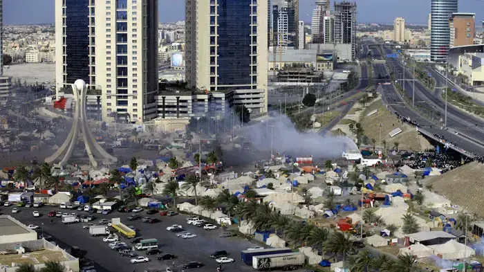 עמותים בין מפגינים למשטרה בכיכר הפנינה במנמה בירת בחריין, 16 במרץ 2011 עמותים בין מפגינים למשטרה בכיכר הפנינה במנמה בירת בחריין, 16 במרץ 2011