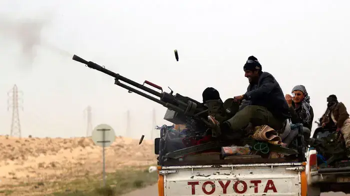 מורדים לוביים יורים אש נגד מטוסים בעודם נמלטים מאג'דבייה לבנגזי, 15 במרץ 2011