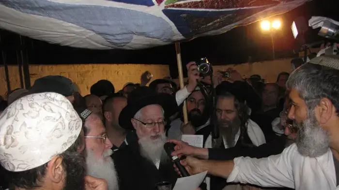 מאות תושבי איתמר מתפללים בקבר יוסף בשכם וחוגגים שם טקס נישואין, מרץ 2011 מאות תושבי איתמר מתפללים בקבר יוסף בשכם וחוגגים שם טקס נישואין, מרץ 2011