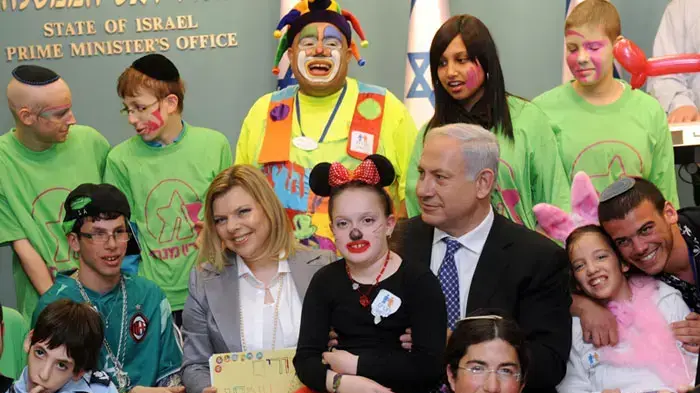 ראש הממשלה בנימין נתניהו ורעייתו שרה נתניהו חגגו את חג הפורים במשרד ראש הממשלה עם ילדים חולי סרטן ובעלי מוגבלויות, מרץ 2011