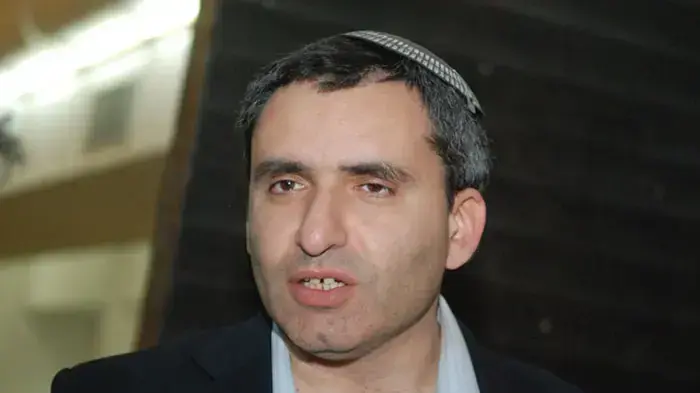 ח"כ זאב אלקין באזכרה לבני משפחת פוגל שנרצחו באיתמר, מרץ 2001