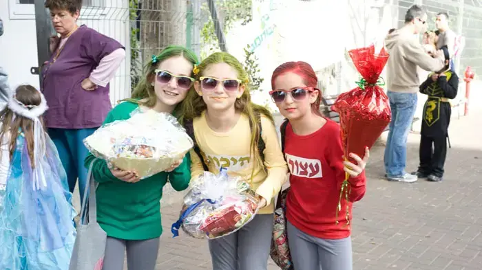 ילדים מחופשים בבית ספר "גורדון" בגבעתיים, פורים, מרץ 2011