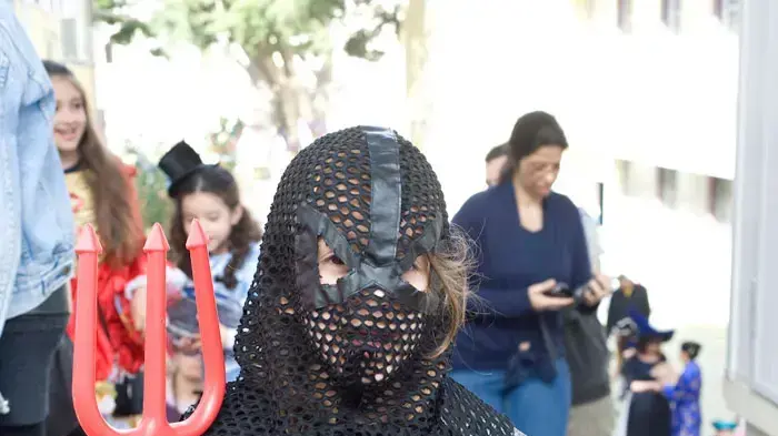 ילדים מחופשים בבית ספר "גורדון" בגבעתיים, פורים, מרץ 2011