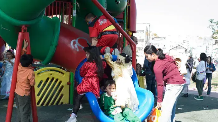 מסיבת תחפושות לילדי עובדים זרים בגינת לוינסקי, פורים, מרץ 2011