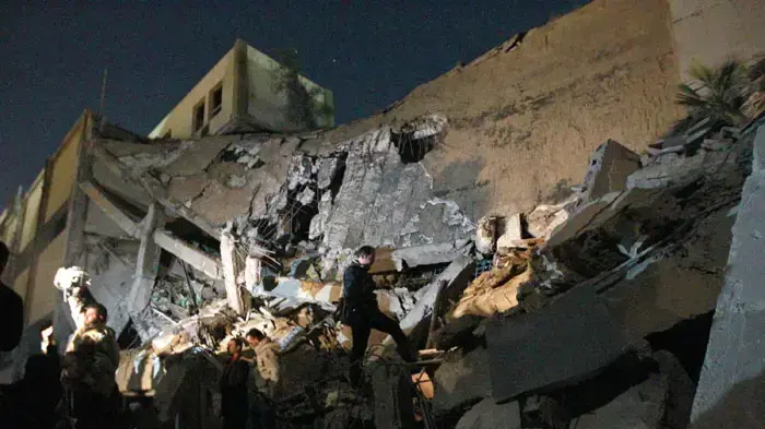 חיילים של מועמר קדאפי אומדים את הנזקים אחרי תקיפה של הקואליציה הבינלאומית במפקדה של קדאפי בטריפולי, מרץ 2011 חיילים של מועמר קדאפי אומדים את הנזקים אחרי תקיפה של הקואליציה הבינלאומית במפקדה של קדאפי בטריפולי, מרץ 2011