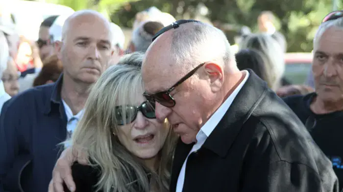 אשתו של זאב בוים יחד עם חבר הכנסת רוני בר און בהלוויתו של זאב בוים בבנימינה, מרץ 2011 אשתו של זאב בוים יחד עם חבר הכנסת רוני בר און בהלוויתו של זאב בוים בבנימינה, מרץ 2011