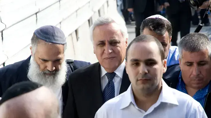 נשיא המדינה לשעבר משה קצב מגיע לבית המשפט להקראת גזר דינו, מרץ 2011