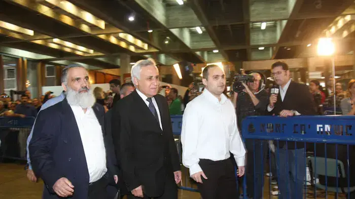 נשיא המדינה לשעבר משה קצב מגיע לבית המשפט להקראת גזר דינו, מרץ 2011