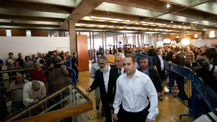 נשיא המדינה לשעבר משה קצב בכניסה להקראת גזר דינו,  מרץ 2011