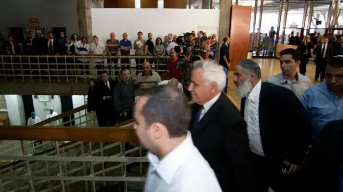 נשיא המדינה לשעבר משה קצב בכניסה להקראת גזר דינו,  מרץ 2011