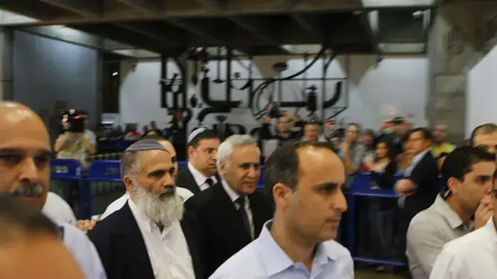 משה קצב ביציאה מבית המשפט לאחר הקראת גזר דינו, מרץ 2011