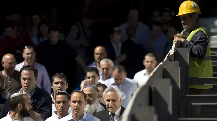 משה קצב ביציאה מבית המשפט לאחר הקראת גזר דינו, מרץ 2011