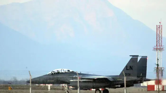 מטוס קרב אמריקאי מדגם F-15 Eagle עומד להמריא מבסיס נאט"ו באיטליה בדרכו ללוב, 22 במרץ 2011 מטוס קרב אמריקאי מדגם F-15 Eagle עומד להמריא מבסיס נאט"ו באיטליה בדרכו ללוב, 22 במרץ 2011