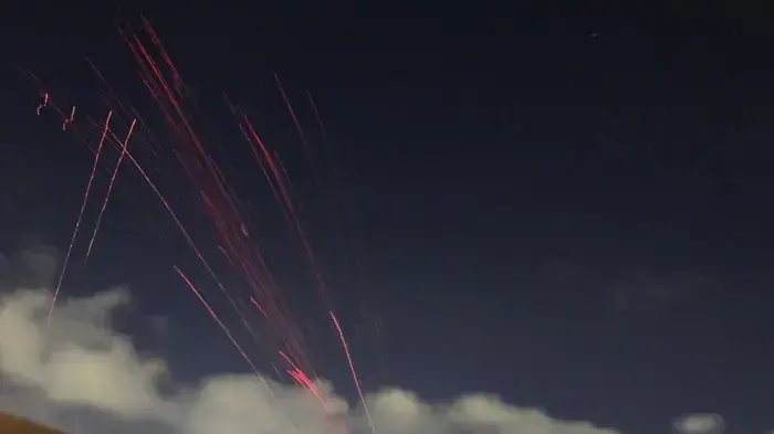 כוחות צבא לוב יורים אש נ"מ לעבר מטוסי הקואליציה, טריפולי, 21 במרץ 2011 כוחות צבא לוב יורים אש נ"מ לעבר מטוסי הקואליציה, טריפולי, 21 במרץ 2011