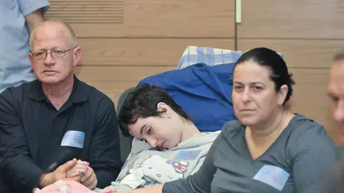 שחר גרינשפן ומשפחתה בפגישה של ח"כ זאב ביילסקי ושר המשפטים יעקב נאמן עם פעילי אור ירוק, חניכי הצופים ושחר גרינשפן ומשפחתה, מרץ 2011 שחר גרינשפן ומשפחתה בפגישה של ח"כ זאב ביילסקי ושר המשפטים יעקב נאמן עם פעילי אור ירוק, חניכי הצופים ושחר גרינשפן ומשפחתה, מרץ 2011