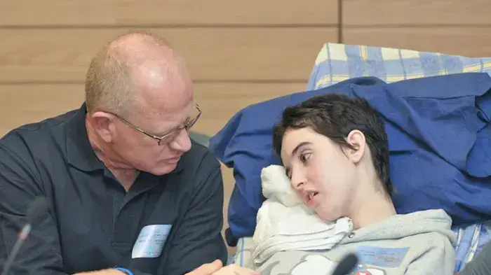 שחר גרינשפן בפגישה של ח"כ זאב ביילסקי ושר המשפטים יעקב נאמן עם פעילי אור ירוק, חניכי הצופים ושחר גרינשפן ומשפחתה, מרץ 2011