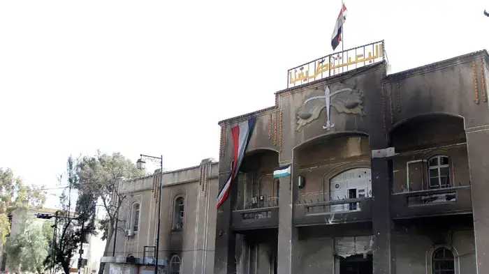 בניין בית המשפט שהוצת על ידי מפגינים, הפגנות בעיר דרעא, סוריה, 22 במרץ 2011 בניין בית המשפט שהוצת על ידי מפגינים, הפגנות בעיר דרעא, סוריה, 22 במרץ 2011