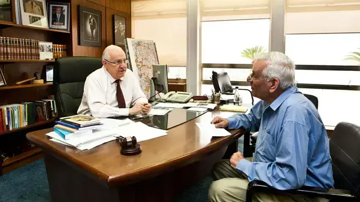 יושב ראש מר"צ חיים אורון מגיש את התפטרותו מהכנסת ליושב ראש רובי ריבלין, מרץ 2011 יושב ראש מר"צ חיים אורון מגיש את התפטרותו מהכנסת ליושב ראש רובי ריבלין, מרץ 2011