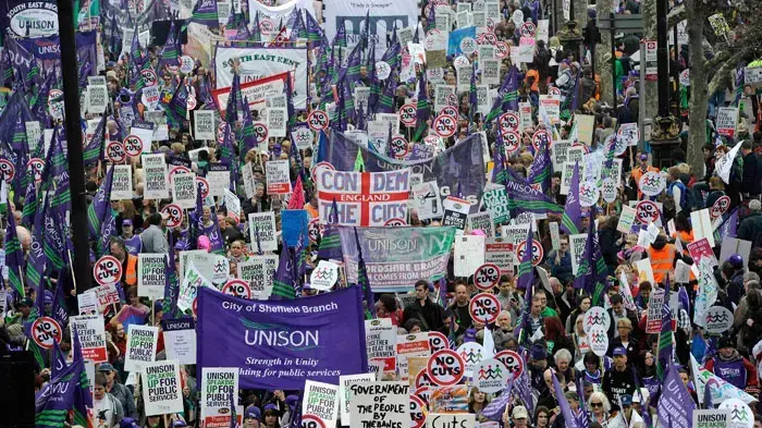 הפגנה בלונדון נגד תוכנית הקיצוצים של הממשלה