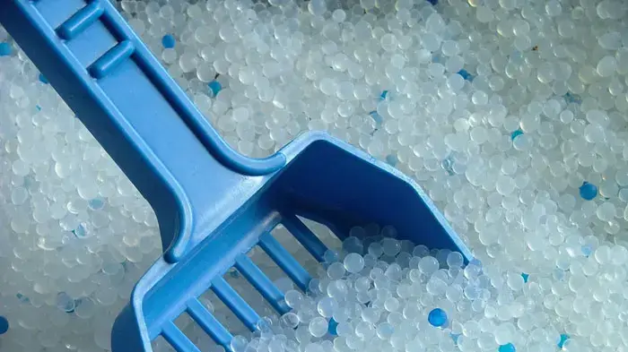 חול חתולים בפורמט של גבישי קריסטל חול חתולים בפורמט של גבישי קריסטל