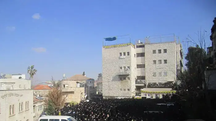 חרדים עורכים לוויה לעצמות שנמצאו ביפו, כיכר זופניק בירושלים, מרץ 2011