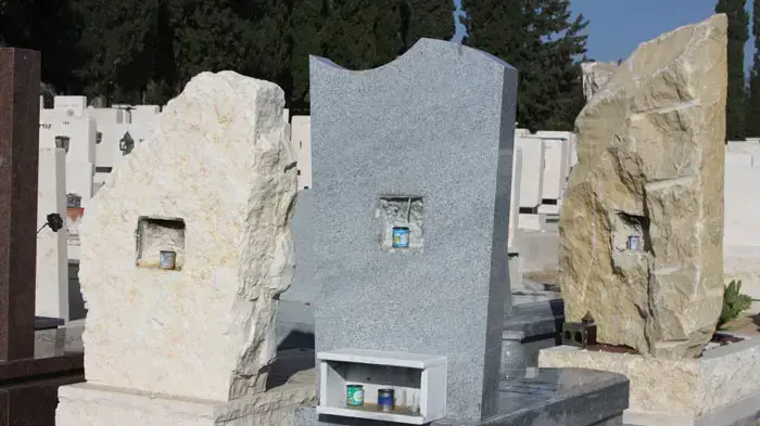 חלקי מתכת נגנבו מקברים בבית קברות בחדרה, מרץ 2011