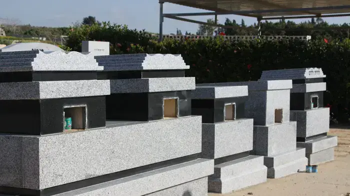 חלקי מתכת נגנבו מקברים בבית קברות בחדרה, מרץ 2011 חלקי מתכת נגנבו מקברים בבית קברות בחדרה, מרץ 2011
