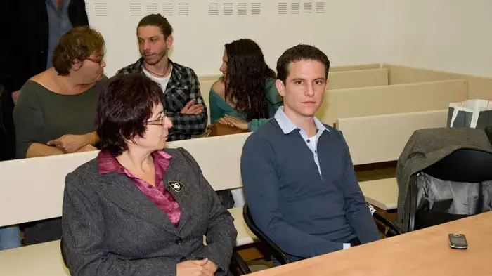 טל מור בבית המשפט לאחר שדרס את שניאור חשין בנו של השופט בדימוס מישאל חשין, מרץ 2011 טל מור בבית המשפט לאחר שדרס את שניאור חשין בנו של השופט בדימוס מישאל חשין, מרץ 2011