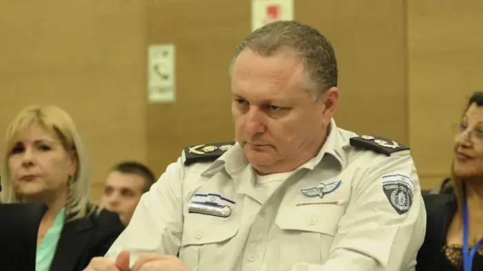 רב גונדר בני קניאק, נציב השב"ס במהלך פרידה בכנסת מהמפכ"ל היוצא, דודי כהן, מרץ 2011 רב גונדר בני קניאק, נציב השב"ס במהלך פרידה בכנסת מהמפכ"ל היוצא, דודי כהן, מרץ 2011
