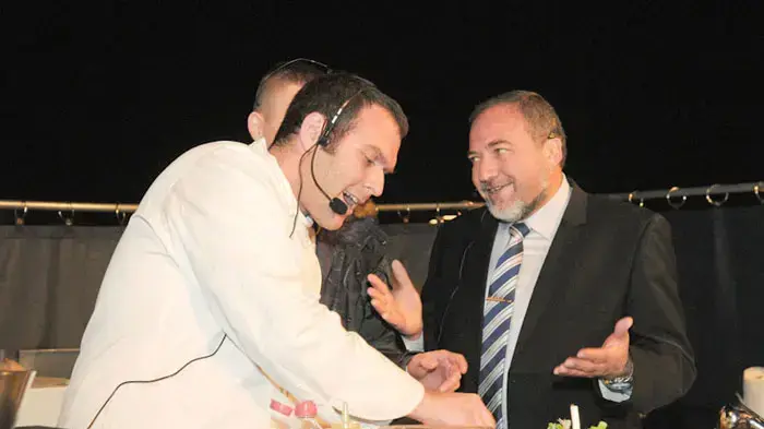 שר החוץ אביגדור ליברמן מבשל בפסטיבל האוכל בעיר העתיקה בירושלים, מרץ 2011