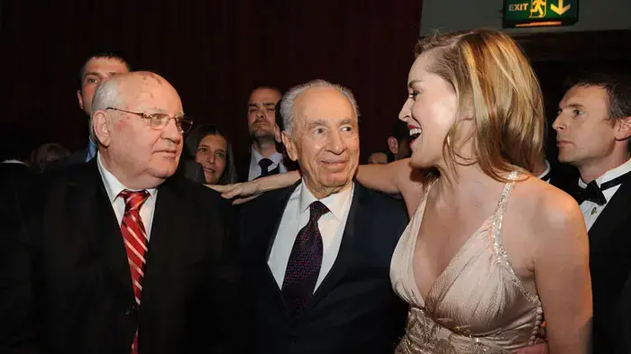 נשיא המדינה שמעון פרס, מיכאל גורבצ'וב ושרון סטון בחגיגות יום הולדתו ה-80 של מיכאיל גורבצ'וב, מרץ 2011 נשיא המדינה שמעון פרס, מיכאל גורבצ'וב ושרון סטון בחגיגות יום הולדתו ה-80 של מיכאיל גורבצ'וב, מרץ 2011